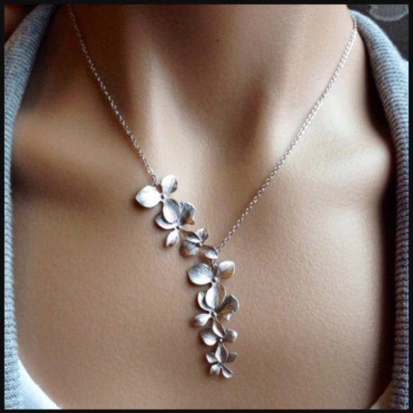Anthropologie Jewelry - ♥ Silver Flower Necklace ❤️